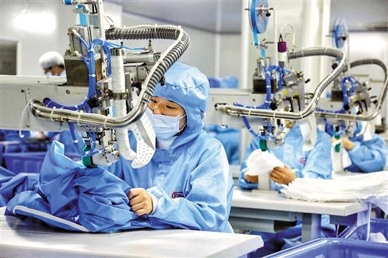 探營廣州部分口罩、防護服生產企業 廠家說買口罩難會緩解